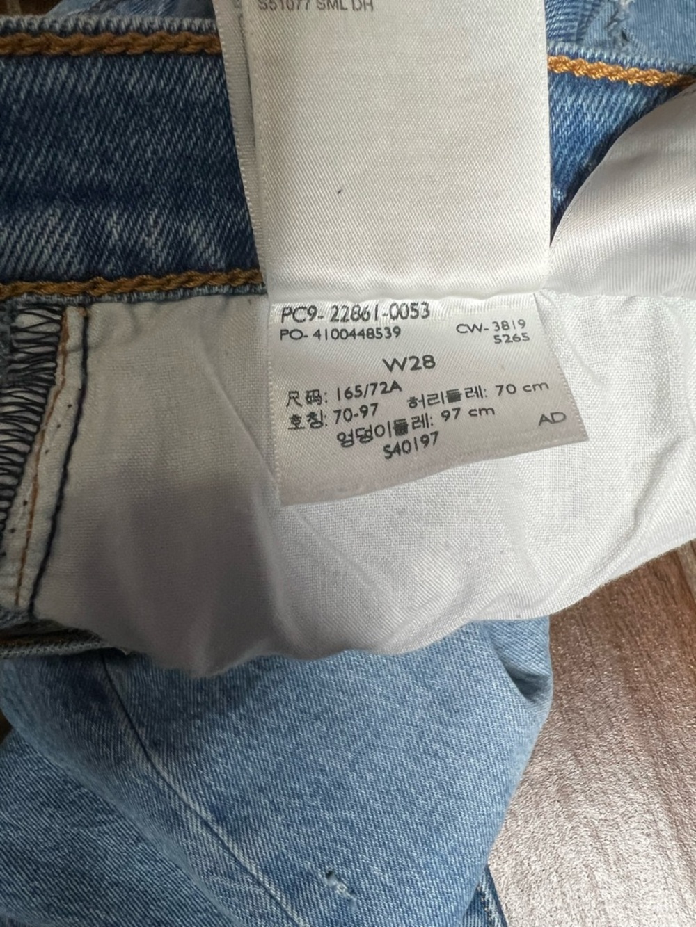 Levi’s Light Wash Denim Distressed High Rise Wedgie Jeans women’s Size 28 - Picture 5 of 7